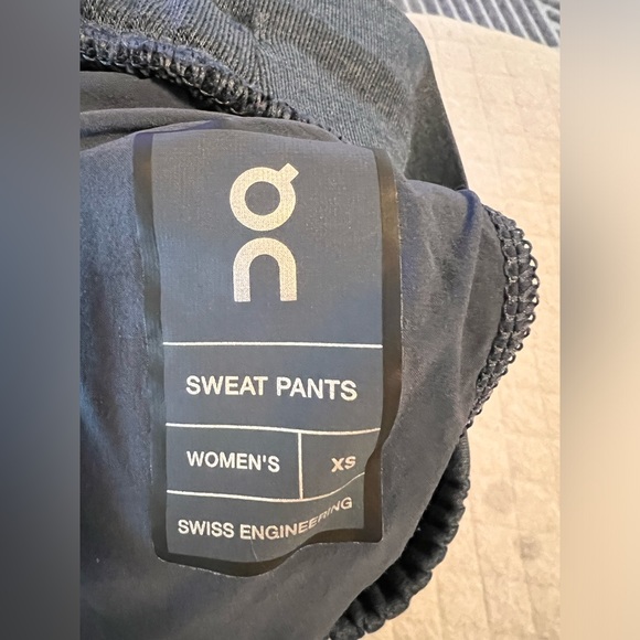 ON Running Women XS Blue Sweat Pants Joggers Original $140 - Picture 8 of 9